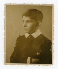 PHOTO d'identité, Pierrot en costume de trois quart un côté Antoine Doinel