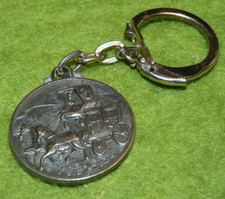 Ancien porte clés en métal Extincteurs J.Martin à Orléans calèche malle postale