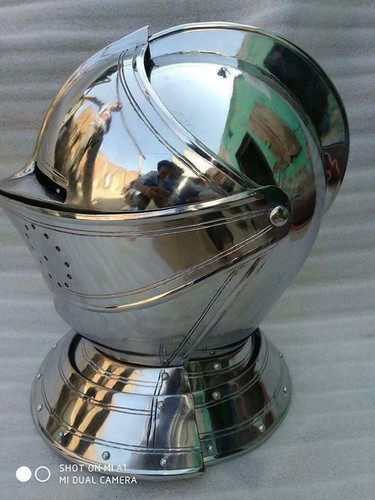 Casque médiéval fermé