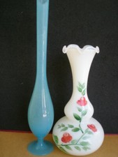 2 VASES VERRE OPALINE BLANC ET