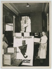 Transport en containers. Chargement de savon Monsavon à Clichy. Années 30.