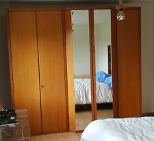 Très belle armoire de chambre à coucher avec deux avancées vitrées.