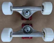 Skateboard Trucks indépendant neufs avec roues et roulements neufs.