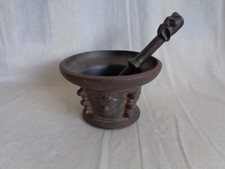 ancien grand mortier pilon en fonte objet de pharmacie apothicaire