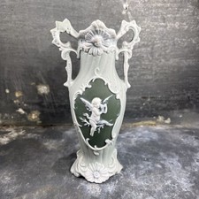 Vase, Soliflore En Porcelaine, Biscuit Wedgwood. Décor Chérubin. Art Nouveau