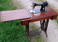 Machine à coudre ancienne SINGER à pédalier – meuble bois + accessoires + notice