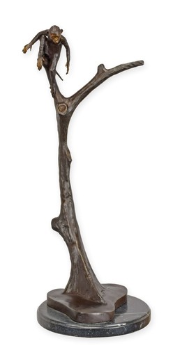 Une sculpture bronze - en,