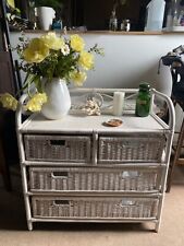 Petit meuble en rotin blanc 