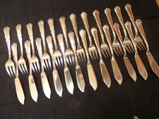 12 COUVERTS A POISSON ORFEVRERIE JB ?? STYLE SPATOURS METAL ARGENTE TB ETAT