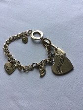 Bracelet doré GUESS Jeans coeurs en très bon état.