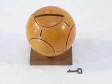 Ancienne TIRELIRE Vintage Ballon de Football en bois avec clé