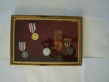 Quatre médailles et une montre dans un cadre   #1356#