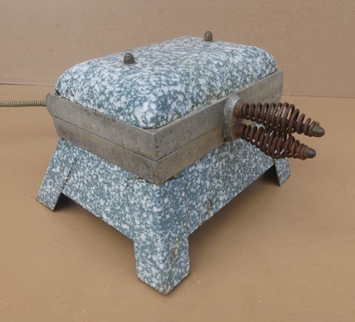 Ancien gaufrier émaillé