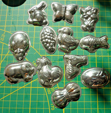 - 12 ANCIENS petits MOULES A CHOCOLAT en métal