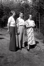 Portrait 2 femmes un homme debout  - Ancien négatif photo an. 1930