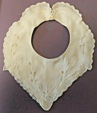 Bavoir bébé ancien blanc en broderie anglaise (11)