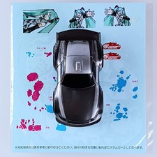 Petite voiture et autocollant