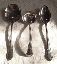 3 cuillères dont une à