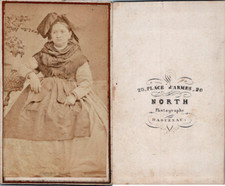 North, Haguenau, Femme en costume traditionnel alsacien avec la coiffe noeud, ci