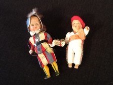 Lot de 2 Poupées folkloriques (Garde du Vatican et joueur de pelote Basque)