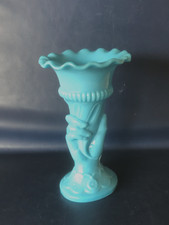 Vase opaline bleue de Portieux Vallerysthal Main tenant une Corne d'Abondance