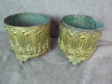 BELLE PAIRE DE CACHE-POTS anciens en laiton repoussés