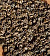 Lot de caractères à dorer police matériel de reliure dorure cuir bronze  laiton