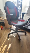 Chaise de bureau gaming noire et rouge.