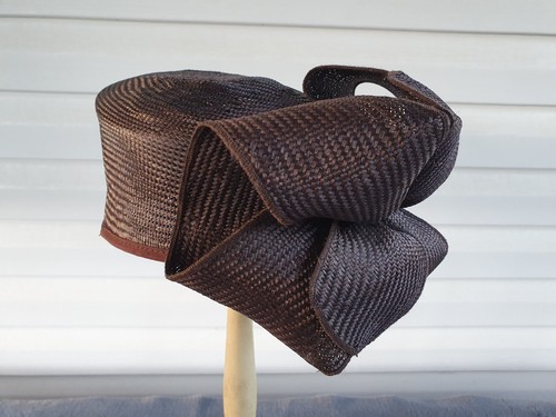 Elégant chapeau cloche grand