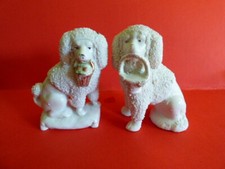 Caniches royaux en porcelaine