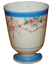 Ancien coquetier (ou petit godet) en porcelaine de Paris à délicat décor floral