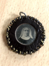 Scapulaire reliquaire en cuir médaillon religieuse