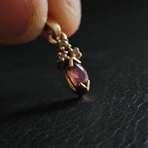 Pendentif suspendu pierre