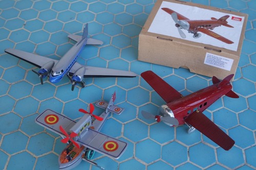 Lot trois avions jouet en - trois,