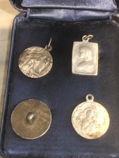 Lot de 4 médaillons ecussons pendentifs religieux anciens en métal