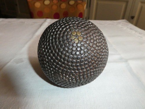Ancienne boule bois - bois, cloutee