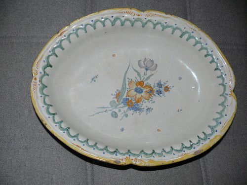 Très rare ancien plat décor
