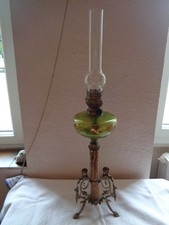 BELLE LAMPE À PÉTROLE EN RÉGULE ET VERRE ÉMAILLÉ À DÉCOR TOURNANT