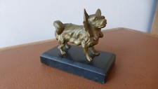 Ancien bronze français. Chien sur marbre. Début XIXème.  Empire. Presse-papiers Chien