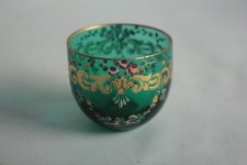Ancien verre à liqueur cristal vert émaillé or (72167)