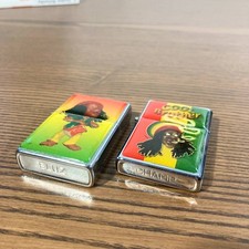 Briquets vintage style rasta – Lot 2 modèles reggae colorés – Décor relief