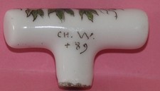 Pommeau de canne bequille   PORCELAINE ,  signature et date