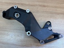 UN SUPPORT MOTEUR DROIT PIECE