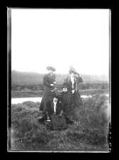 T037 trois femmes chapeaux - t037, femmes.