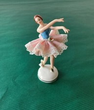 Petite figurine danseuse avec dentelle en porcelaine de Saxe