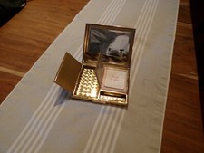 Ancien Poudrier  en métal doré avec peigne et houppette  ( ref 47 )