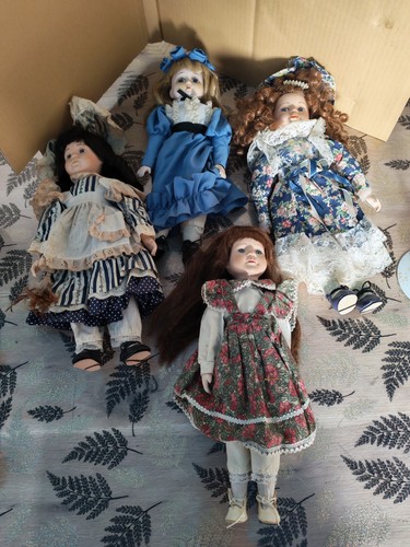 Lot poupées porcelaine - de,