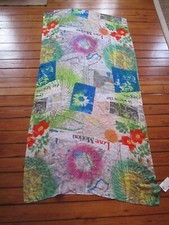 Q foulard Desigual modéle newspaper rectangle 28V1325