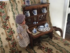 Petit Buffet Ancien Et Ses Accessoires , Et Sa Poupée Ancienne