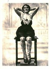 Cabinet de curiosité planche affiche A3 portrait vintage femme tatoué assise